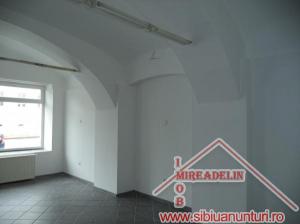 INCHIRIEZ SPATIU COMERCIAL,   63 mp,   CISNADIE