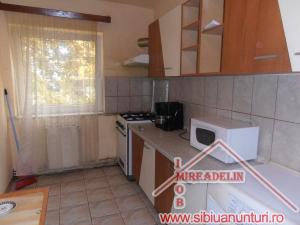 INCHIRIEZ APARTAMENT 3 CAMERE,   60 MP,   VALEA AURIE