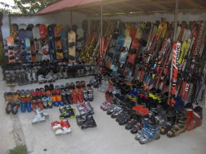 Schiuri snowboard clapari bete