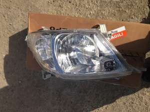 vand faruri pt toyota hilux an 2008