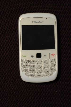 Vand Blackberry 8520 alb in stare excelenta + 2 huse