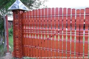 Poarta din balustrii lucrati manual cu ornamente din ceramica