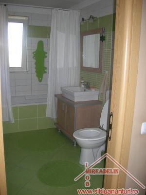 VAND APARTAMENT 3 CAMERE  DE LUX LA MANSARDA