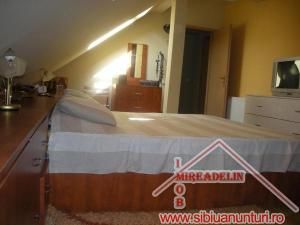 VAND APARTAMENT 3 CAMERE  DE LUX LA MANSARDA