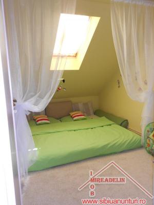 VAND APARTAMENT 3 CAMERE  DE LUX LA MANSARDA