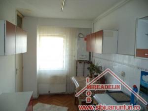 INCHIRIEZ APARTAMENT 3 CAMERE,   70 mp,   ZONA GARII