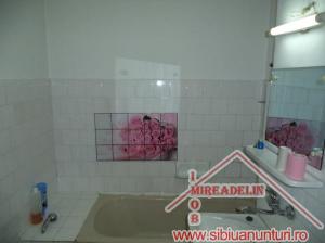 INCHIRIEZ APARTAMENT 3 CAMERE,   70 mp,   ZONA GARII