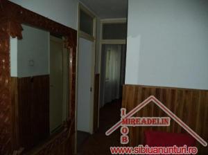 INCHIRIEZ APARTAMENT 3 CAMERE,   70 mp,   ZONA GARII