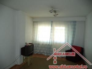 INCHIRIEZ APARTAMENT 3 CAMERE,   ZONA GARII  70mp