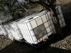 Vand bidoane rezervoare plastic 1000l in grilaj metalic pe paleti