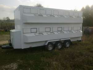 Vand remorci noi pt transport animale vii pe 2 nivele, construita din fibra de sticla.