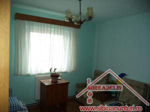 VAND APARTAMENT 3 CAMERE,    ZONA GARII 60mp