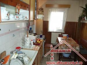 VAND APARTAMENT 3 CAMERE,    ZONA GARII 60mp