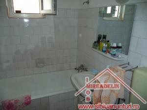 VAND APARTAMENT 3 CAMERE,    ZONA GARII 60mp