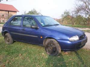 Dezmembrez Ford Fiesta an 1999 motor 1.3 benzina