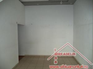 INCHIRIEZ SPATIU COMERCIAL ,   70  mp ,  SEMAFORULUI