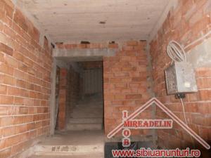VAND CASA LA ROSU ZONA VASILE AARON