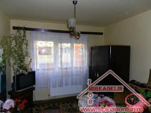 VAND APARTAMENT 3 CAMERE ,    ZONA VASILE  AARON 64mp