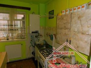 VAND APARTAMENT 3 CAMERE ,    ZONA VASILE  AARON 64mp
