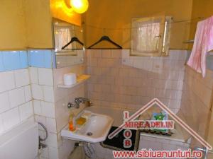VAND APARTAMENT 3 CAMERE ,    ZONA VASILE  AARON 64mp