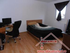 INCHIRIEZ APARTAMENT 3 CAMERE,    65 mp,    VALEA AURIE