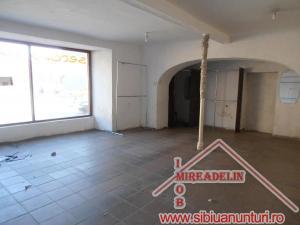 INCHIRIEZ SPATIU COMERCIAL,   65 mp,   ZONA 9 MAI