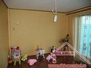 VAND APARTAMENT 2 CAMERE DE LUX ,   ZONA HIPODROM III 67