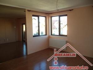 VAND CASA 4 CAMERE,   ZONA STR.TRACTORULUI 172mp