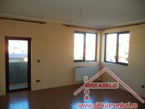 VAND CASA 4 CAMERE,   ZONA STR.TRACTORULUI 172mp