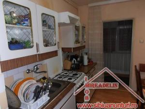 VAND APARTAMENT 2 CAMERE ,   ZONA MIHAI VITEAZU 54 mp