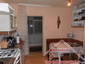 VAND APARTAMENT 2 CAMERE ,   ZONA MIHAI VITEAZU 54 mp