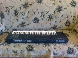 Vind sintetizator yamaha v50.