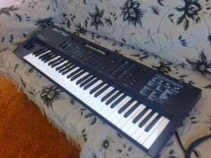 Vind sintetizator yamaha v50.