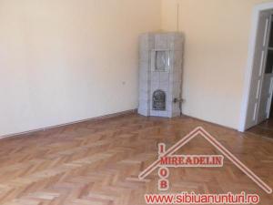 VAND CASA 3 CAMERE,   ZONA CENTRALA 100mp