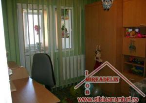 INCHIRIEZ  APARTAMENT 3 CAMERE ,  TURNISOR 75mp