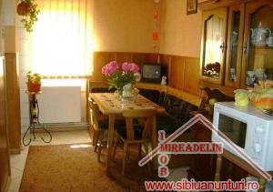 INCHIRIEZ  APARTAMENT 3 CAMERE ,  TURNISOR 75mp