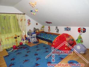 VAND CASA 5 CAMERE IN MEDIAS,    ZONA BARAJ 140mp