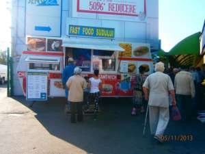 VAND RULOTA FAST FOOD COMERCIALA