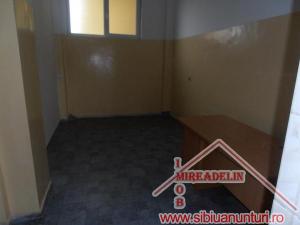 INCHIRIEZ SPATIU COMERCIAL ,   51 mp ,  VALEA AURIE