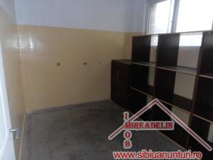 INCHIRIEZ SPATIU COMERCIAL ,   51 mp ,  VALEA AURIE