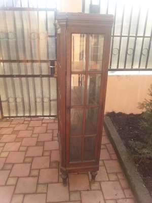 vand vitrina antica cu geam cristal