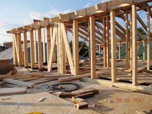 Case la rosu,  structuri de lemn