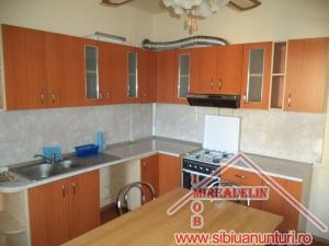 INCHIRIEZ CASA 6 CAMERE ,   ZONA LUPTEI 300mp