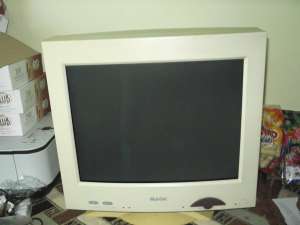 vand monitor vechi cu tub in stare de functionare