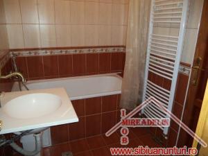 INCHIRIEZ APARTAMENT 3 CAMERE,   SUB ARINI