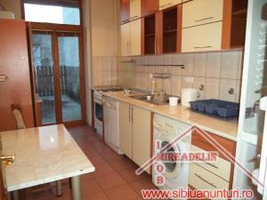 INCHIRIEZ APARTAMENT 3 CAMERE,   SUB ARINI