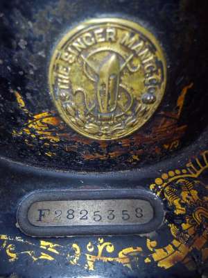 masina de cusut singer serie F 2825358,   in stare de functionare,    veche de peste 100 ani,    pre