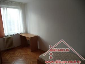 INCHIRIEZ  APARTAMENT 3 CAMERE ,  ZONA MILEA 70mp