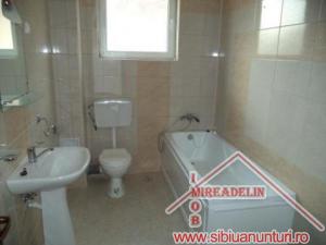 INCHIRIEZ  APARTAMENT 3 CAMERE ,  ZONA NICOLAE  IORGA,   105mp