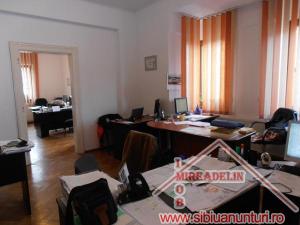 VAND  APARTAMENT 3 CAMERE,    CENTRAL 95mp